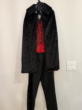 Kid’s Count Dracula Vampire Halloween Costume Kids size Small S 8